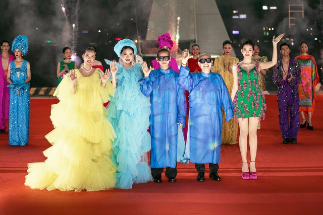 Hoa hậu Tiểu Vy làm vedette show thời trang ở cảng sông Hàn Đà Nẵng- Ảnh 29.