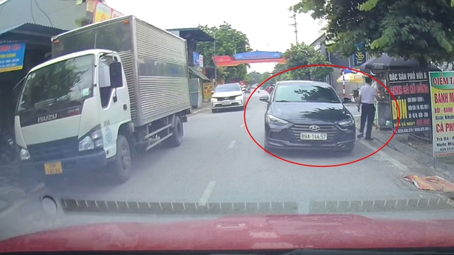 Kẹt xe vì… tài xế ngang nhiên đỗ ô tô trên làn ngược chiều Kẹt xe vì… tài xế ngang nhiên đỗ ô tô trên làn ngược chiều
