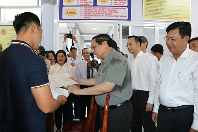 Thủ tướng Phạm Minh Chính kiểm tra tiến độ các dự án cao tốc tại An Giang , Đồng Tháp - Ảnh 3. Thủ tướng Phạm Minh Chính kiểm tra tiến độ các dự án cao tốc tại An Giang , Đồng Tháp - Ảnh 3.