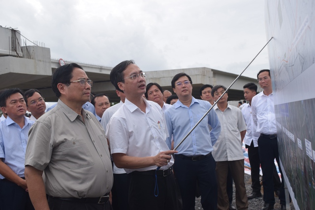 Thủ tướng Phạm Minh Chính kiểm tra tiến độ các dự án cao tốc tại An Giang , Đồng Tháp - Ảnh 2. Thủ tướng Phạm Minh Chính kiểm tra tiến độ các dự án cao tốc tại An Giang , Đồng Tháp - Ảnh 2.