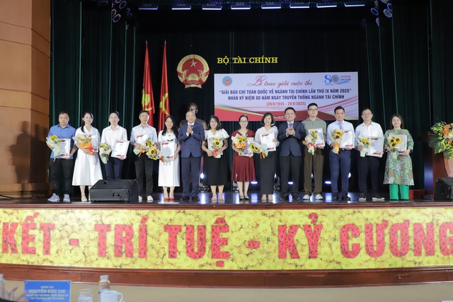 Bộ Tài chính trao giải thưởng giải báo chí toàn quốc về ngành tài chính Bộ Tài chính trao giải thưởng giải báo chí toàn quốc về ngành tài chính