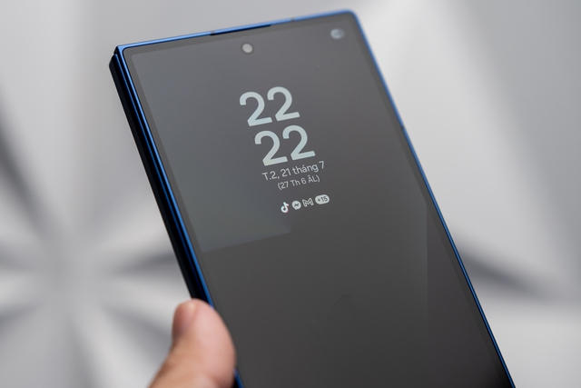 Đánh giá chi tiết thiết kế Ultra Sleek "siêu mỏng" trên Galaxy Z Fold7 - Ảnh 4.