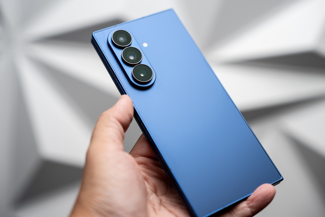 Đánh giá chi tiết thiết kế Ultra Sleek "siêu mỏng" trên Galaxy Z Fold7 - Ảnh 7.
