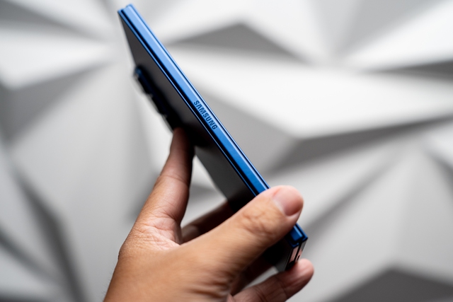Đánh giá chi tiết thiết kế Ultra Sleek "siêu mỏng" trên Galaxy Z Fold7 - Ảnh 8.