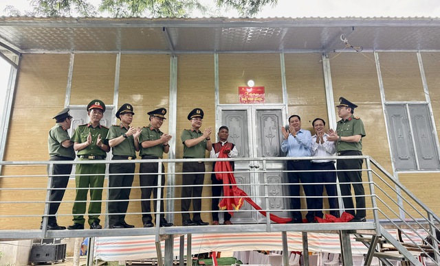 4 tháng 5 ngày, Bộ Công an thực hiện xong 1.143 nhà tặng người nghèo Quảng Trị - Ảnh 2.
