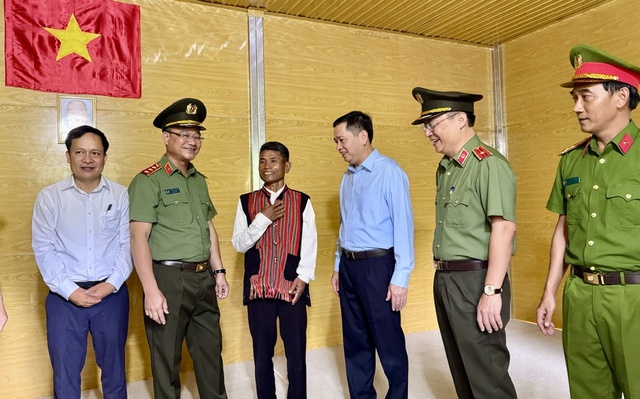 4 tháng 5 ngày, Bộ Công an thực hiện xong 1.143 nhà tặng người nghèo Quảng Trị - Ảnh 3.
