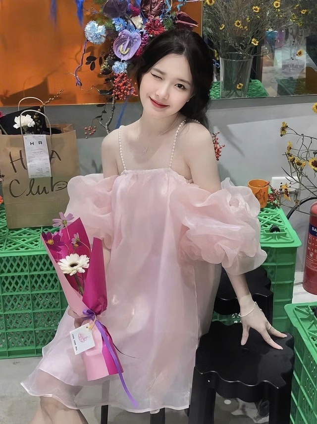 Vẻ đẹp kiêu sa của váy đính ngọc trai - Ảnh 5.