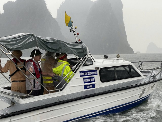 Vụ lật tàu trên vịnh Hạ Long khiến 37 người thiệt mạng và 2 người mất tích - Ảnh 2. Vụ lật tàu trên vịnh Hạ Long khiến 37 người thiệt mạng và 2 người mất tích - Ảnh 2.