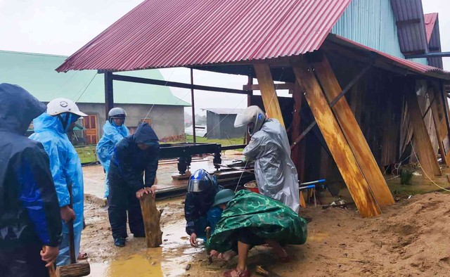 TP.Đà Nẵng: Gió lớn làm tốc mái hàng chục ngôi nhà ở xã biên giới- Ảnh 1.