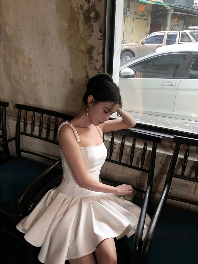 Vẻ đẹp kiêu sa của váy đính ngọc trai - Ảnh 6.