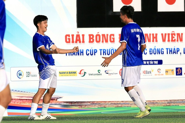 Nhiều cựu danh thủ hội ngộ mừng đội Trường ĐH Đồng Tháp vào bán kết giải sinh viên- Ảnh 4.