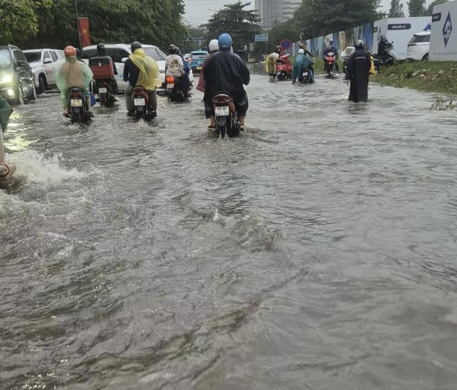 Mưa to gió lớn di chuyển ngoài đường, sợ quá chừng Mưa to gió lớn di chuyển ngoài đường, sợ quá chừng