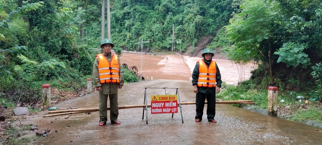 Chiến sĩ biên phòng giúp người dân vùng cao khắc phục ảnh hưởng bão số 3