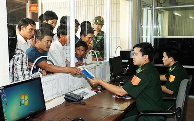 Bộ Quốc phòng đề xuất bãi bỏ hàng loạt giấy tờ về xuất nhập cảnh - Ảnh 1.