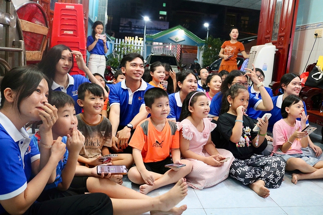 Lớp học không bục giảng của những ‘Gia sư áo xanh’ Lớp học không bục giảng của những ‘Gia sư áo xanh’