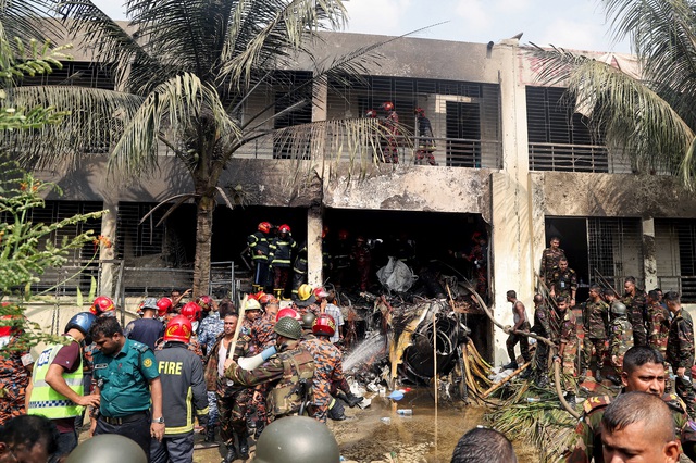 Thương vong lớn trong vụ chiến đấu cơ đâm vào trường học ở Bangladesh Thương vong lớn trong vụ chiến đấu cơ đâm vào trường học ở Bangladesh