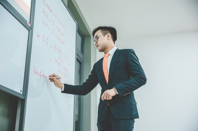 Nghiên cứu sinh toàn thời gian UEH: Không lo học phí và được trả lương- Ảnh 1. Nghiên cứu sinh toàn thời gian UEH: Không lo học phí và được trả lương- Ảnh 1.