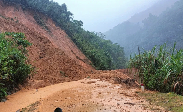 Cán bộ xã Mường Típ suýt bị đá rơi trúng người do bão số 3 gây sạt lở - Ảnh 2. Cán bộ xã Mường Típ suýt bị đá rơi trúng người do bão số 3 gây sạt lở - Ảnh 2.