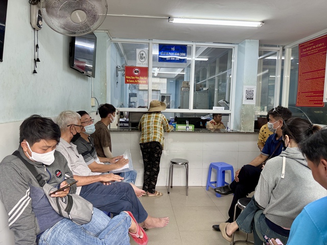 Người vi phạm bất ngờ vì CSGT chỉ cách nộp phạt không cần đến trụ sở  - Ảnh 1.