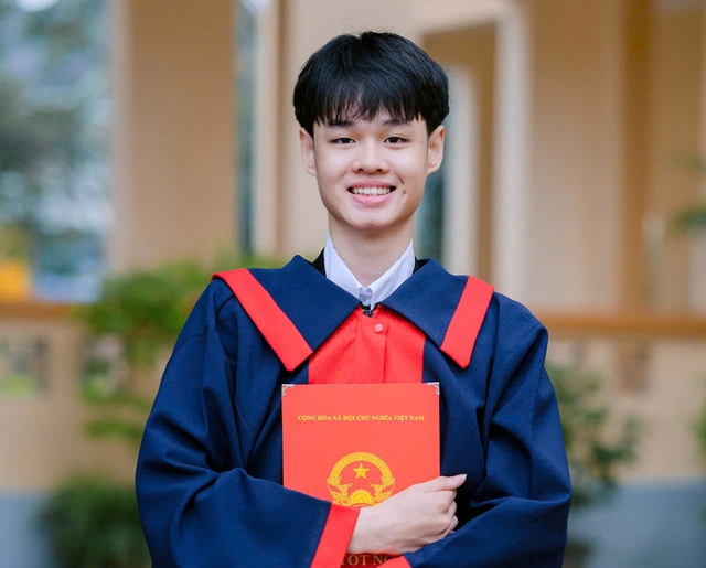 Nam sinh đỗ thủ khoa 2 trường chuyên ở Nghệ An- Ảnh 1. Nam sinh đỗ thủ khoa 2 trường chuyên ở Nghệ An- Ảnh 1.