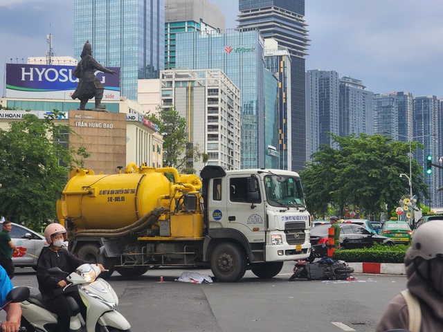 Liên tiếp những vụ tai nạn thương tâm, đi gần xe tải sao cho an toàn? - Ảnh 1.