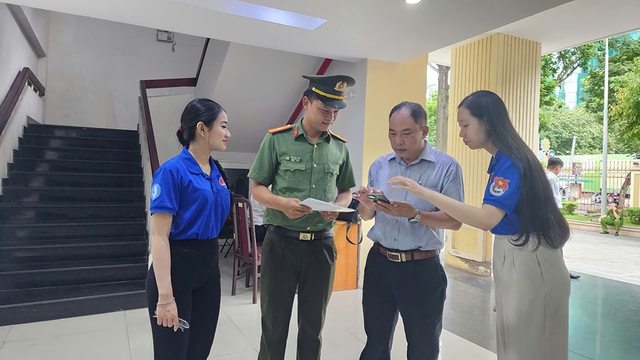 Thanh niên công an hỗ trợ thực hiện mô hình chính quyền địa phương 2 cấp- Ảnh 4. Thanh niên công an hỗ trợ thực hiện mô hình chính quyền địa phương 2 cấp- Ảnh 4.