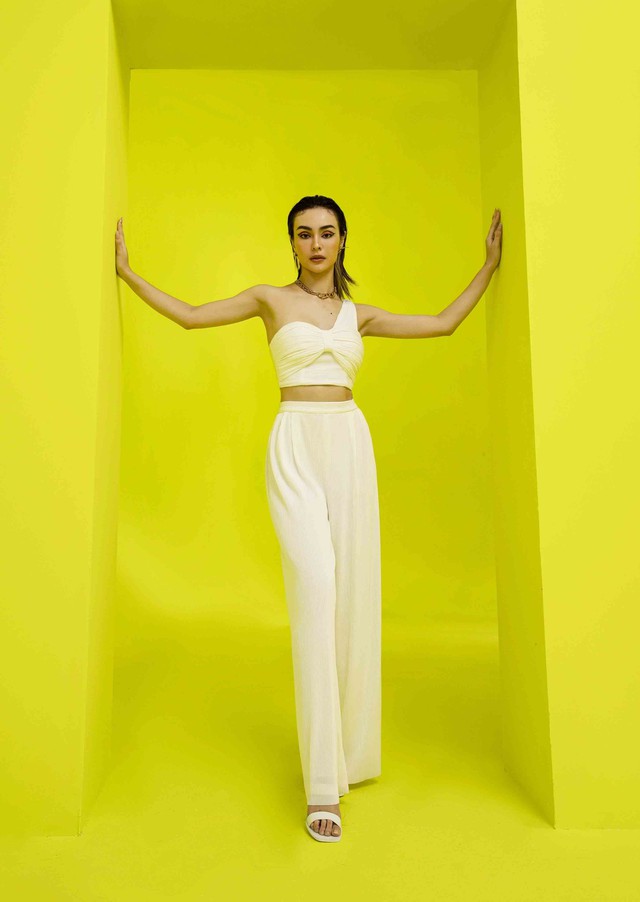 Khoe trọn lưng thon với áo crop top lệch vai Khoe trọn lưng thon với áo crop top lệch vai
