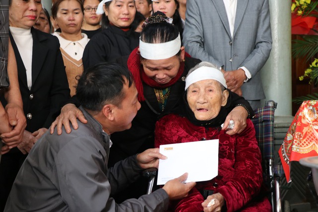 78 năm Ngày Thương binh - Liệt sĩ: Những người mẹ trăm tuổi đón con 'trở về' - Ảnh 3. 78 năm Ngày Thương binh - Liệt sĩ: Những người mẹ trăm tuổi đón con 'trở về' - Ảnh 3.