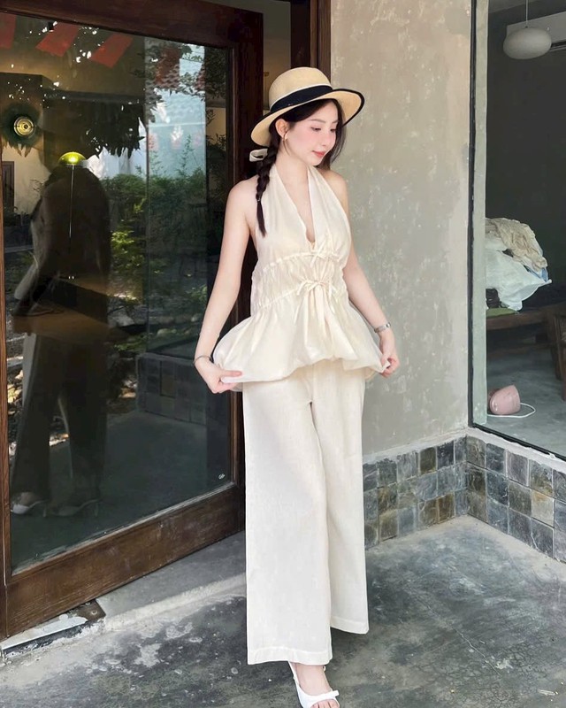 Hóa nàng thơ với áo yếm cổ chữ V- Ảnh 1.