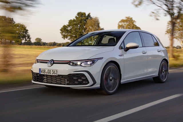 Volkswagen Golf nhận đặt cọc, giá dự kiến từ 798 triệu đồng - Ảnh 1.