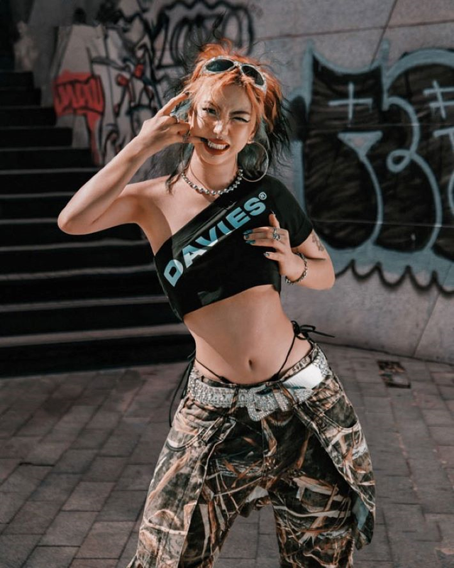 Khoe trọn lưng thon, hút mắt với áo crop top lệch vai - Ảnh 2.
