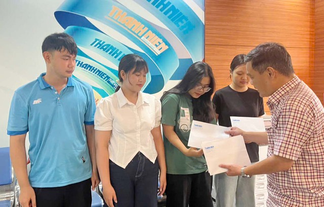 Trao học bổng Nguyễn Thái Bình - Báo Thanh Niên cho học sinh, sinh viên- Ảnh 1.