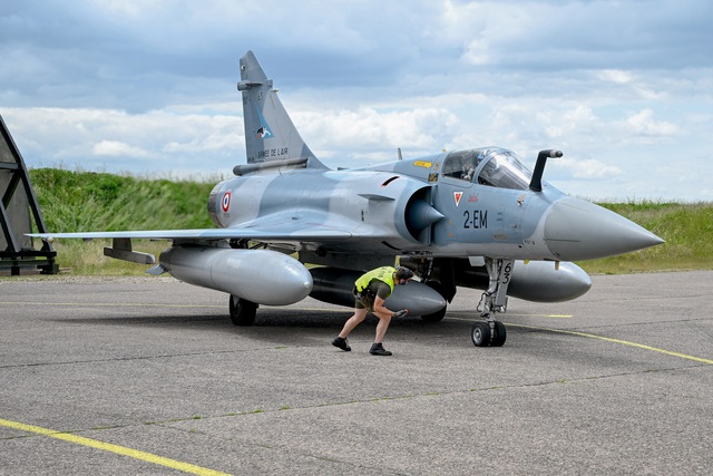 Ukraine mất chiến đấu cơ Mirage 2000, dân phản đối luật mới