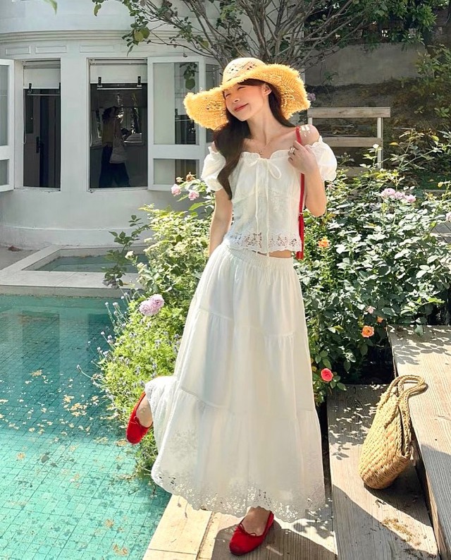 Cặp đôi áo trễ vai và chân váy tạo nên nét quyến rũ khó cưỡng - Ảnh 3.