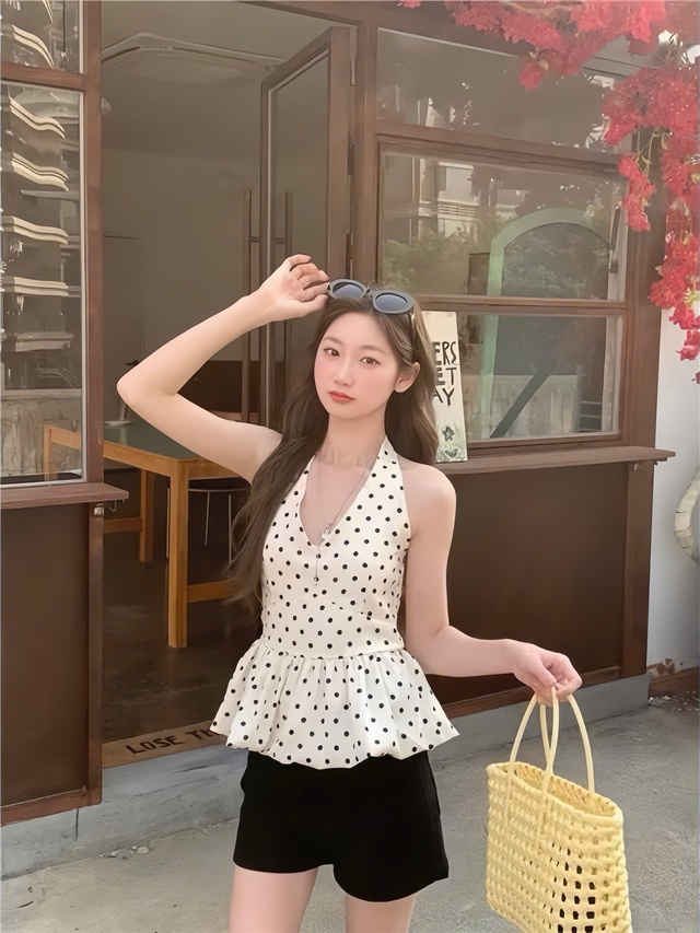 Hóa nàng thơ với áo yếm cổ chữ V- Ảnh 3.