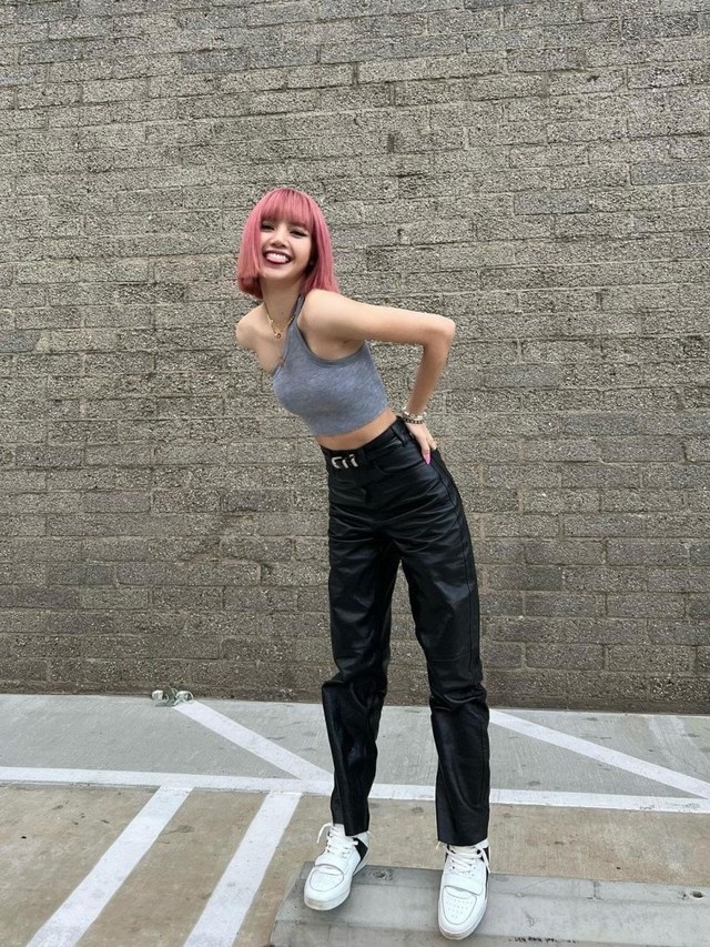 Khoe trọn lưng thon, hút mắt với áo crop top lệch vai - Ảnh 5.