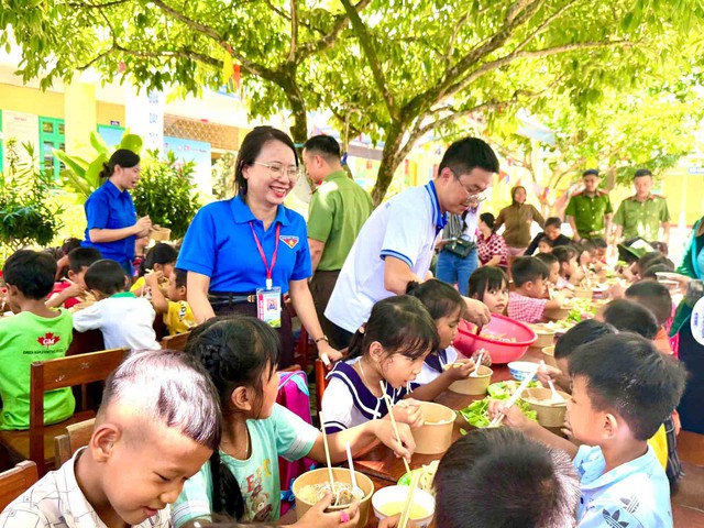 Bữa cơm ấm áp và những món quà sẻ chia - Ảnh 1.