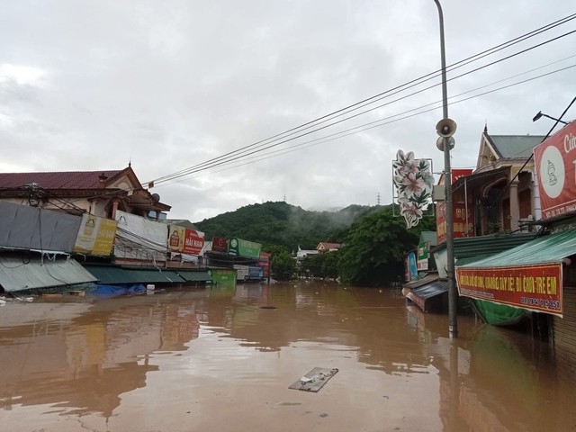 Lũ lớn chưa từng có ở miền núi Nghệ An - Ảnh 1.