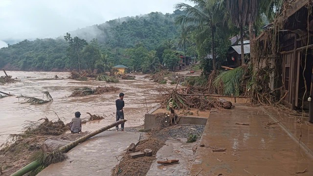 Xã miền núi ở Nghệ An tan hoang do lũ- Ảnh 1. Xã miền núi ở Nghệ An tan hoang do lũ- Ảnh 1.