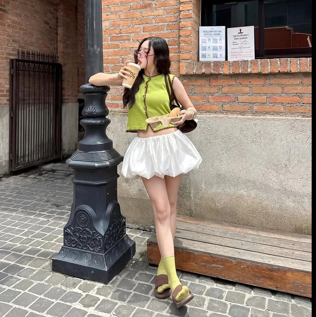 Sắc xanh lá 'chiếm trọn' tủ đồ tươi mát ngày hè - Ảnh 1.