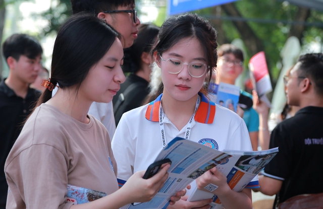 Trường ĐH Thương mại công bố điểm chuẩn A00 cho các tổ hợp xét tuyển cùng ngành - Ảnh 1.