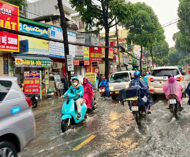 Tài xế công nghệ đi làm mùa mưa gió: ‘Cực lắm, xin đừng bom hàng, hủy cuốc’ Tài xế công nghệ đi làm mùa mưa gió: ‘Cực lắm, xin đừng bom hàng, hủy cuốc’