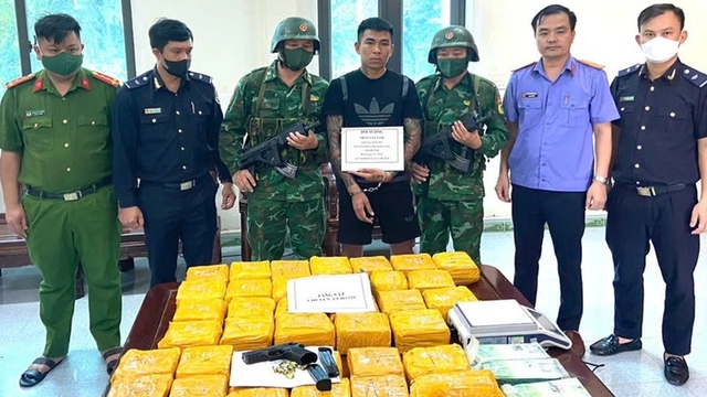 Bắt nghi phạm Trần Văn Nam vận chuyển ma túy và súng quân dụng Tại Hà Tĩnh - Ảnh 1. Bắt nghi phạm Trần Văn Nam vận chuyển ma túy và súng quân dụng Tại Hà Tĩnh - Ảnh 1.