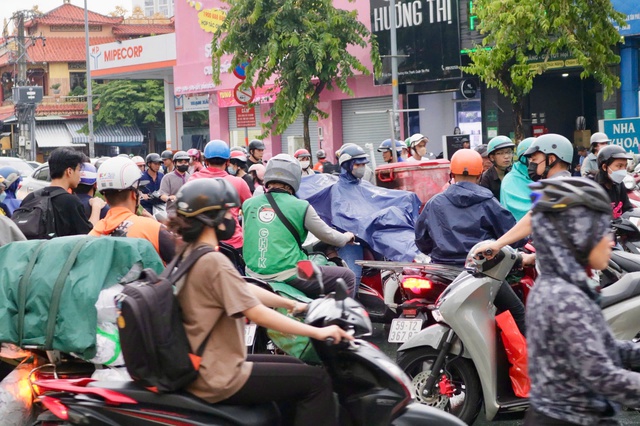 Tài xế công nghệ đi làm mùa mưa gió: ‘Cực lắm, xin đừng bom hàng, hủy cuốc’ - Ảnh 2.