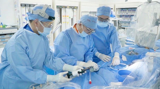 Cứu 2 bệnh nhân mạch vành nặng nhờ công nghệ phá vôi lòng mạch hiện đại Cứu 2 bệnh nhân mạch vành nặng nhờ công nghệ phá vôi lòng mạch hiện đại