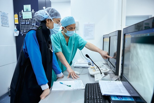 Cứu sống hai ca bệnh mạch vành nhờ công nghệ phá vôi lòng mạch sóng siêu âm - Ảnh 2.