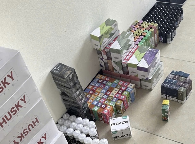 Công an Hà Nội khởi tố 14 người buôn thuốc lá điện tử - Ảnh 2.