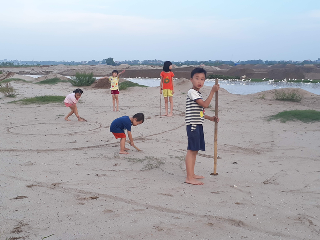 'Cuộc chiến' nhấc các con ra khỏi phòng điều hòa - Ảnh 2.