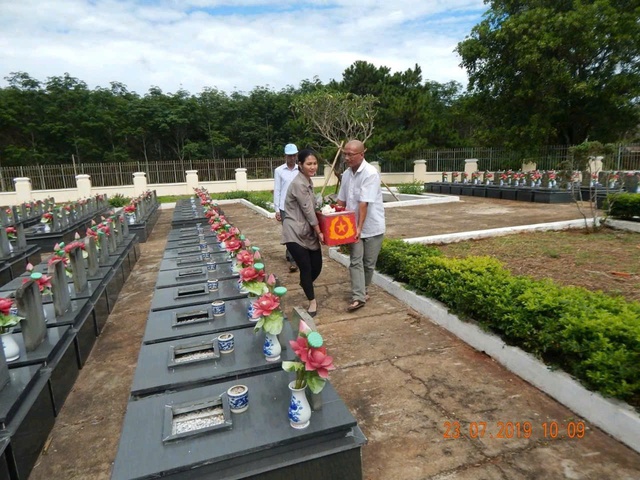 Vợ chồng chị Dương Thị Nga ở Đồng Xoài đền ơn liệt sĩ- Ảnh 4.