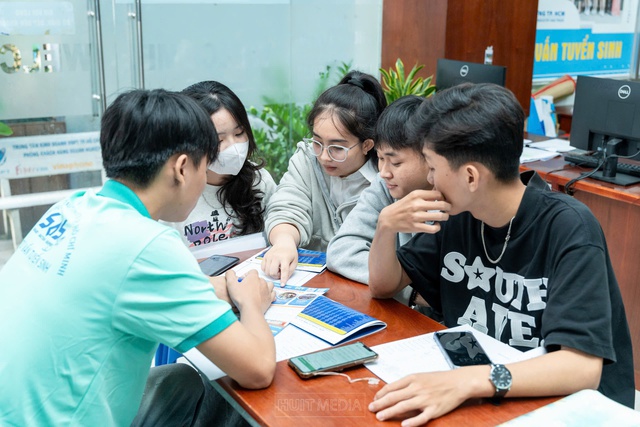Nguyện vọng xét tuyển tăng gấp đôi, điểm chuẩn ĐH có tăng ? - Ảnh 2.